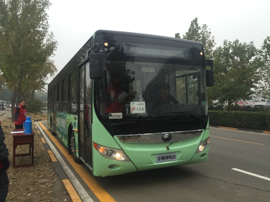 參賽選手駕駛宇通E12純電動(dòng)公交客車(chē)進(jìn)行比賽.jpg