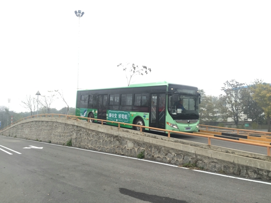 選手駕駛宇通E12純電動(dòng)公交客車通過拱形橋.jpg