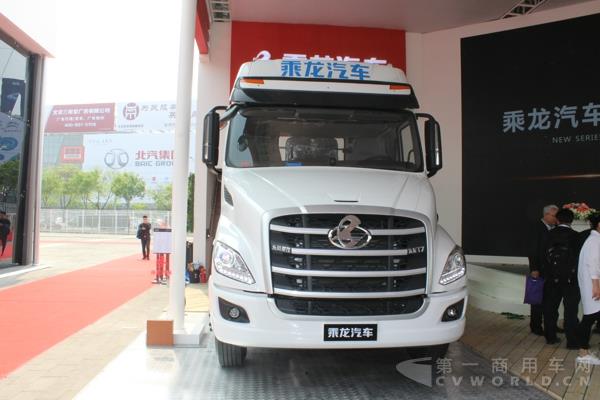 東風(fēng)柳汽6×4長(zhǎng)頭牽引車（T7-康明斯520） (2).jpg