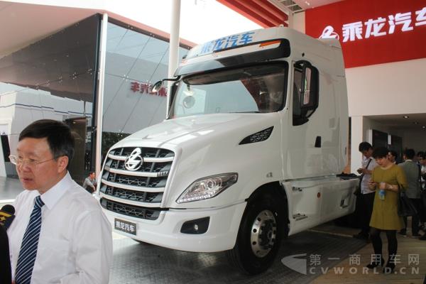 東風(fēng)柳汽6×4長(zhǎng)頭牽引車（T7-康明斯520） (4).jpg