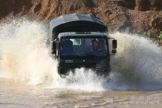 重型卡車通過涉水路段.jpg