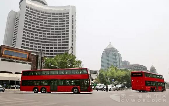 北京國際飯店外的一抹亮色“中國紅”.jpg