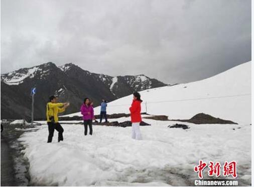 天山公路一路景色美不勝收，且非常涼爽，吸引大量游客來此避暑。.jpg