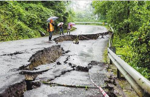 重慶：暴雨致南川境內公路中斷（圖）.jpg