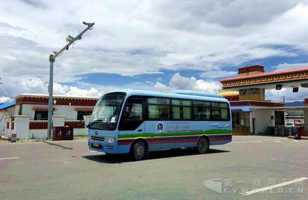 圖1：西藏隨處可見搭載玉柴機器的旅游客車.jpg