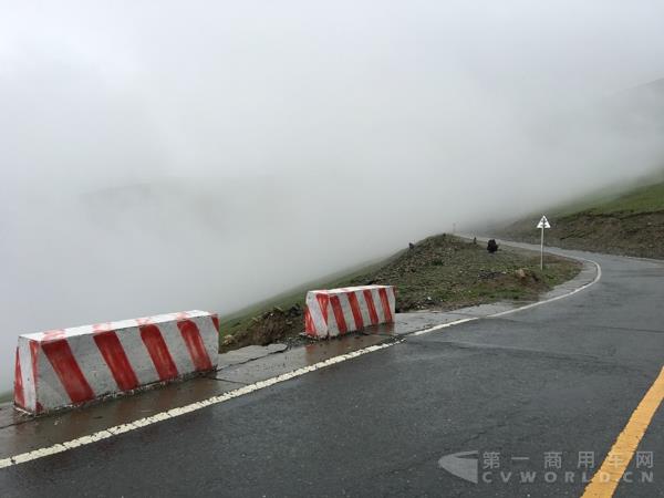 圖為服務(wù)路線經(jīng)常遇到的山路，障礙欄的另一面就是懸崖.jpg