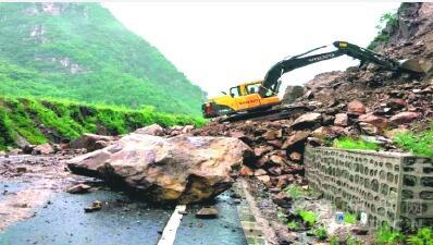 承德：公路坍塌搶修 奮力搶險恢復(fù)通行.jpg