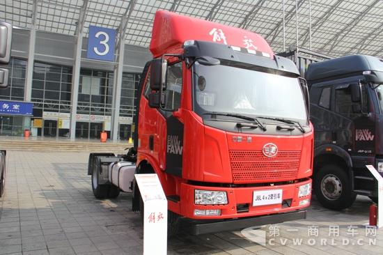 解放J6L 4×2牽引車，220馬力 (1).jpg