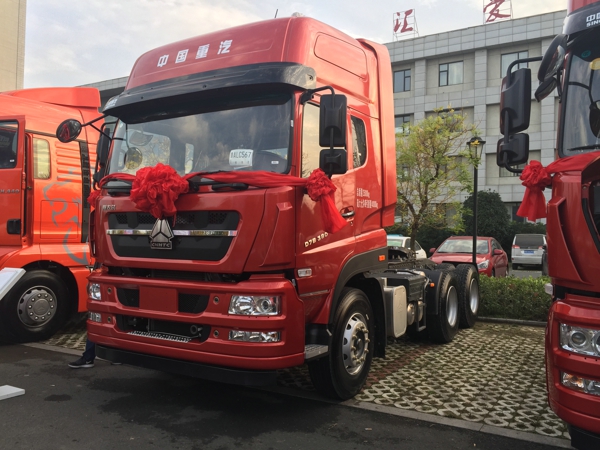 現(xiàn)場展示超輕版斯太爾380馬力D7B 6×4牽引車 (1).jpg