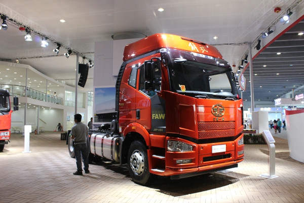 一汽解放展示的460馬力J6P 6×4國五領航版牽引車 (7).jpg