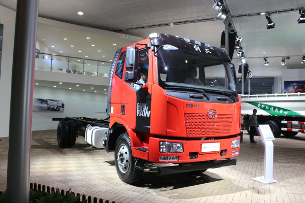 一汽解放展示的J6L4×2國五載貨車 (1).jpg