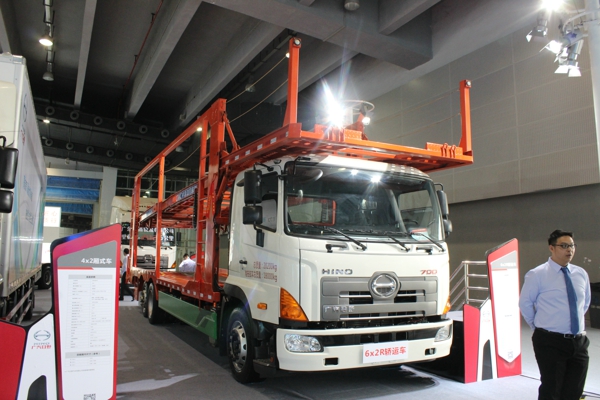 廣汽日野展示的300馬力6X2R國五轎運車 (1).jpg