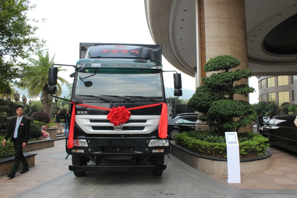 重汽會(huì)場(chǎng)外展示的M5G 4×2國(guó)五專用車 (2).jpg