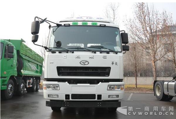 華菱375馬力的6×4牽引車(chē).jpg