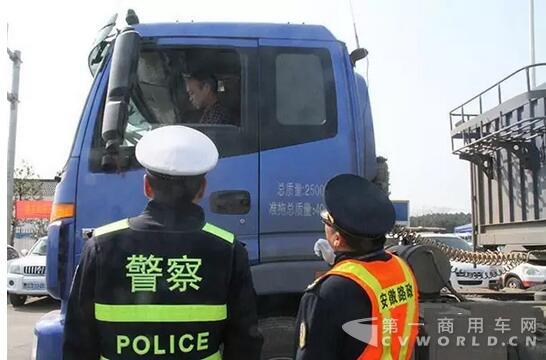 路、警聯手對涉嫌超限車輛進行檢查.jpg