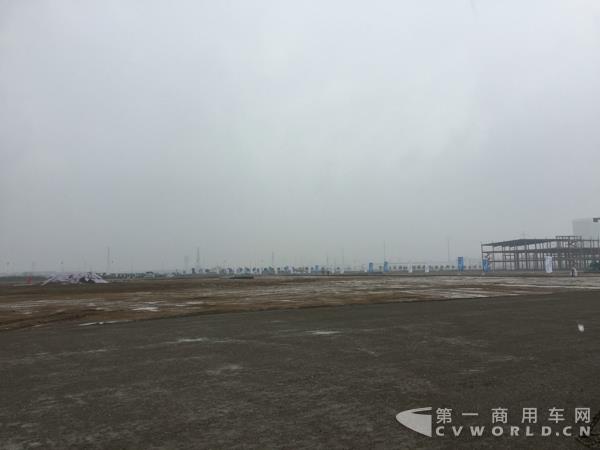 這塊空地未來將成為上汽大通房車基地.jpg