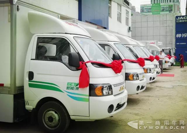 江淮新能源商用車200臺(tái)交車儀式順勢而發(fā)2.jpg