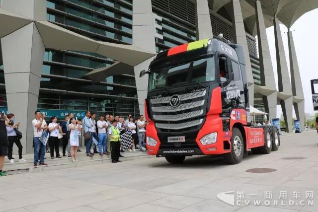 用戶試乘試駕歐曼EST超級卡車.jpg