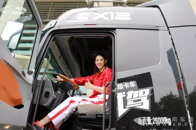 中國女排前世界冠軍成員薛明試駕歐曼EST超級卡車】.jpg