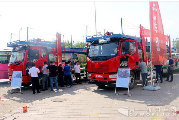 中置軸將成主流 解放J6L轎運(yùn)車(chē)天津推廣.jpg