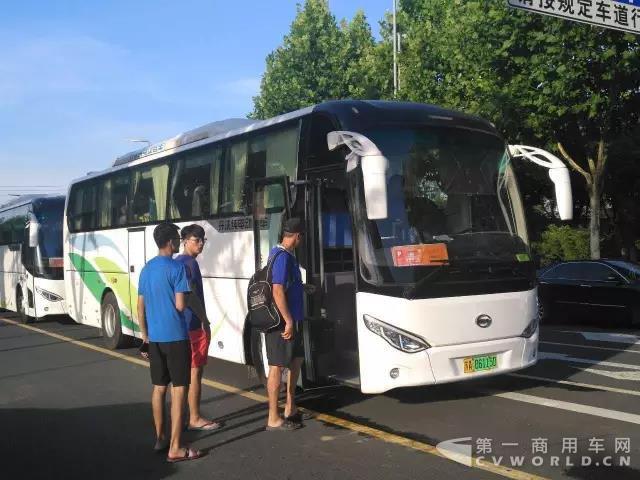 運動員們乘坐NJL6117BEV大巴（一）.jpg