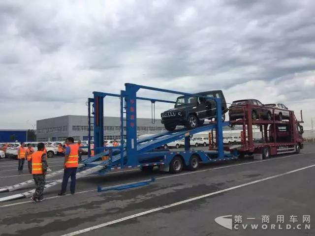 開進首都！中集通華中置軸車輛運輸車北京成功試裝.jpg