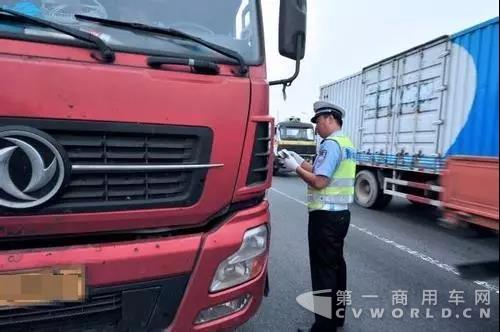 北京警方啟動“一控兩防”貨車違法專項整治行動.jpg