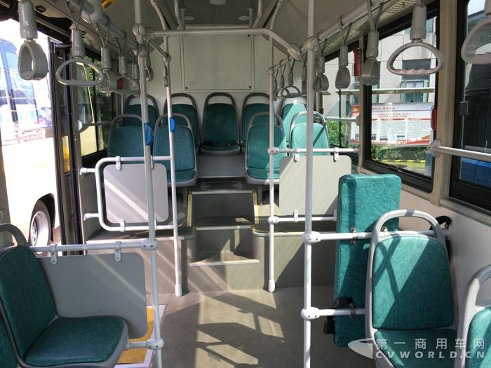 北汽長江BJ6821B11EV純電動(dòng)公交車內(nèi)飾.jpg