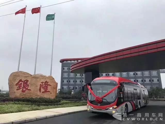 銀隆新能源成都產(chǎn)業(yè)園首臺(tái)“18米純電動(dòng)BRT”正式下線.jpg