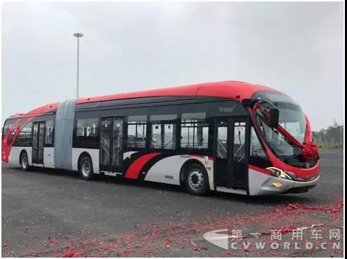 銀隆新能源成都產(chǎn)業(yè)園首臺(tái)“18米純電動(dòng)BRT”正式下線4.jpg