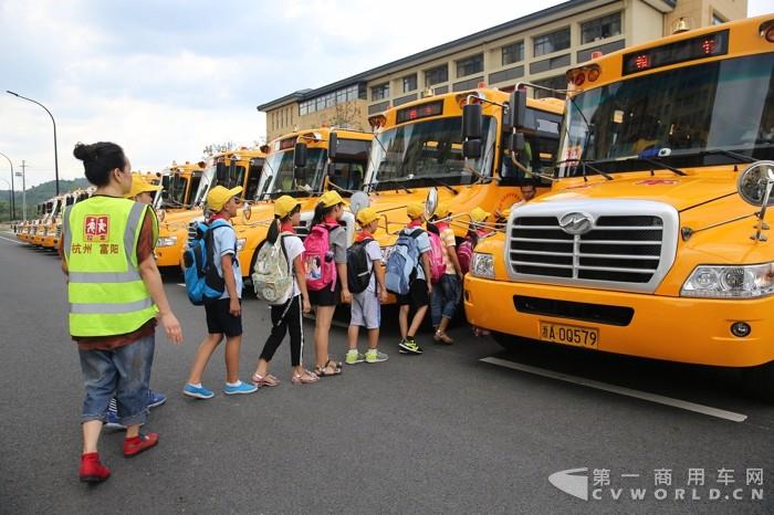 松溪小學的學生們登上海格校車.jpg