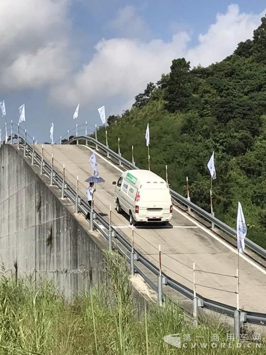 賽場上，金旅純電海獅進行爬坡測試.jpg