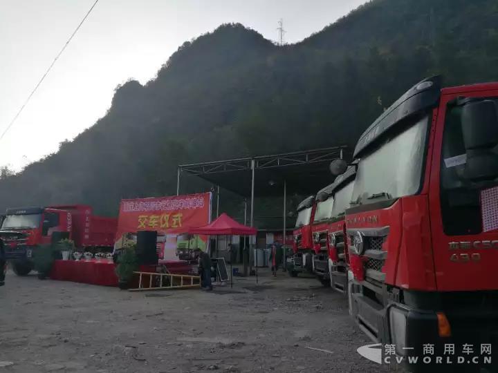 上汽紅巖“工程之王”自卸車(chē)批量交付，助力巴張高速公路.jpg