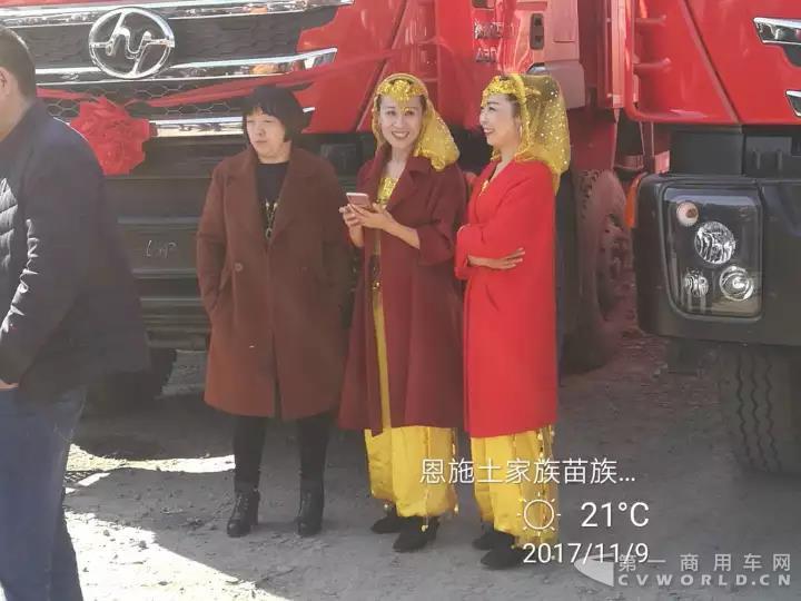 上汽紅巖“工程之王”自卸車(chē)批量交付，助力巴張高速公路1.jpg