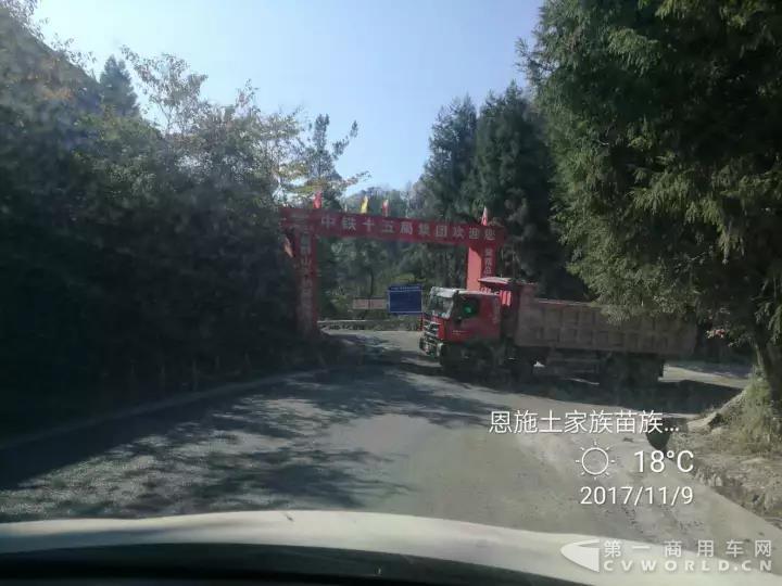 上汽紅巖“工程之王”自卸車(chē)批量交付，助力巴張高速公路2.jpg