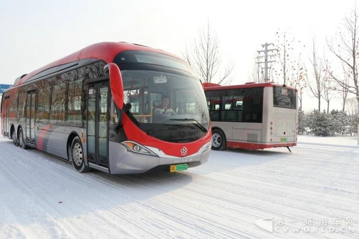 雪天交通有保障 銀隆新能源公交車保市民出行.jpg