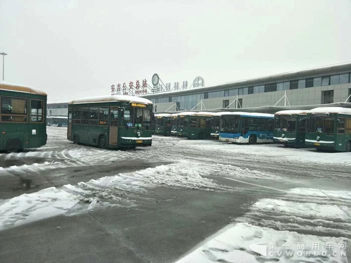 雪天交通有保障 銀隆新能源公交車保市民出行3.jpg