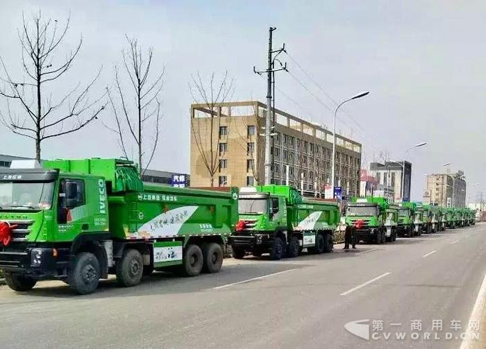 紅巖杰獅智能環(huán)保渣土車批量交付安徽用戶.jpg