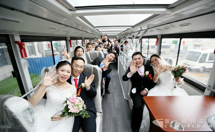 新人在婚車上.jpg