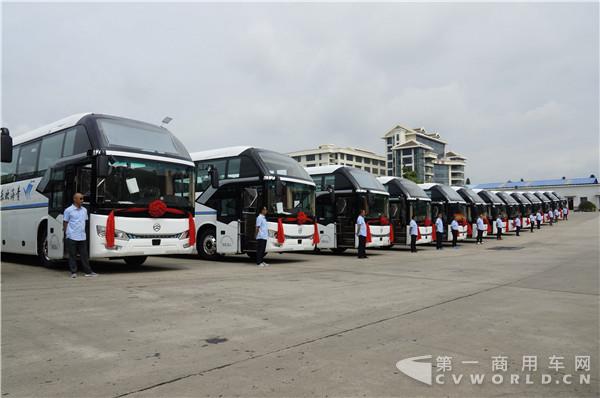 金旅豪華旅游客車批量交付青海歡樂假期國際旅行社2.jpg