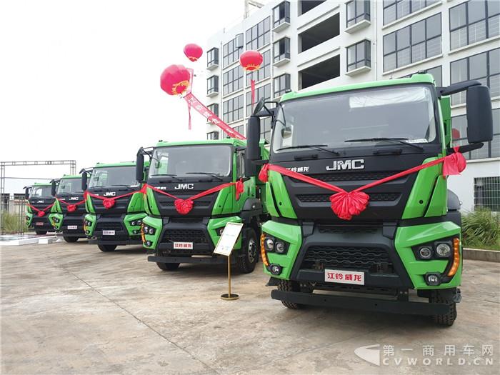 現(xiàn)場(chǎng)展車.jpg