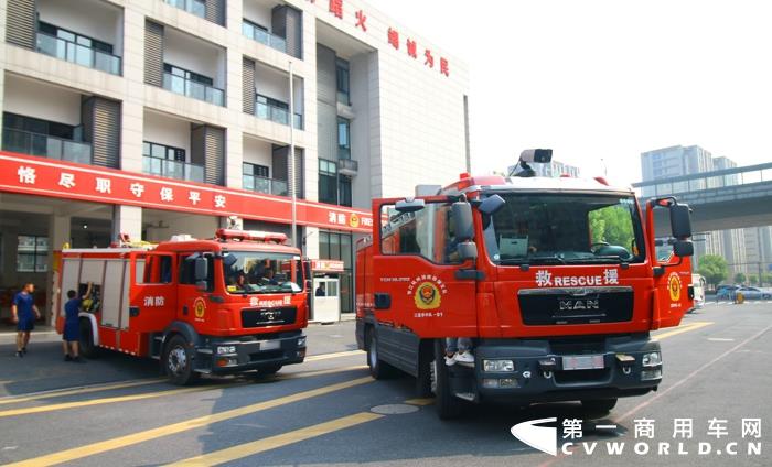 3.曼恩消防底盤專家小組為車輛進行全面檢查與保養(yǎng).jpg