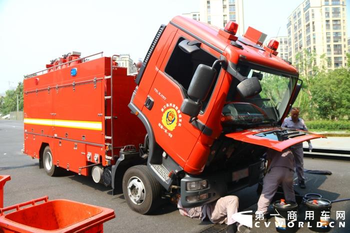 4.曼恩消防底盤專家小組為車輛進行全面檢查與保養(yǎng).jpg