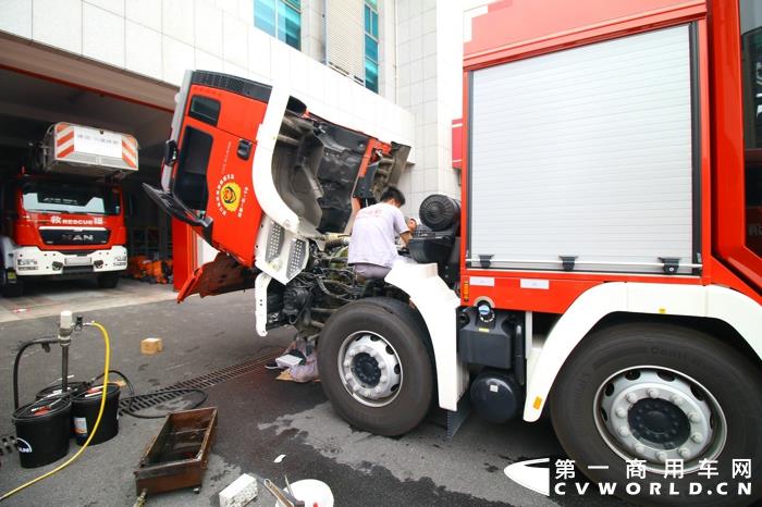 5.曼恩消防底盤專家小組為車輛進行全面檢查與保養(yǎng).jpg