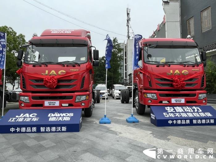 現(xiàn)場展車3.jpg