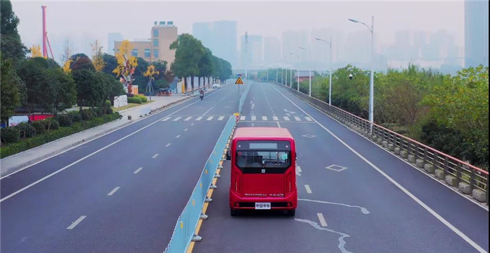 TA智能高效，中車云”加持，實(shí)現(xiàn)人、車、云互聯(lián)互通，高鐵級(jí)技術(shù)，輕量化車身，電機(jī)直驅(qū)+圓柱齒輪減速，更節(jié)能，更高效。