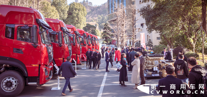 12月21日，以“預(yù)見(jiàn) 新生 創(chuàng)贏”為主題的東風(fēng)商用車(chē)有限公司2022經(jīng)銷(xiāo)商大會(huì)在十堰召開(kāi)。