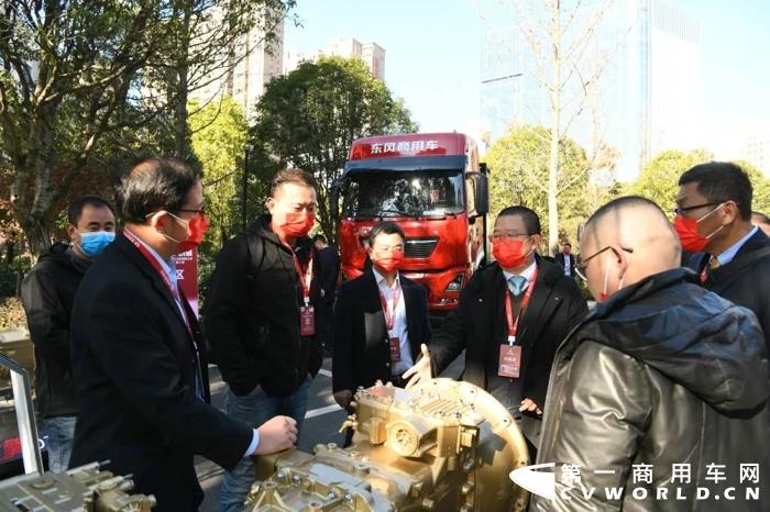 12月21日，以“預(yù)見(jiàn) 新生 創(chuàng)贏”為主題的東風(fēng)商用車(chē)有限公司2022經(jīng)銷(xiāo)商大會(huì)在十堰召開(kāi)。