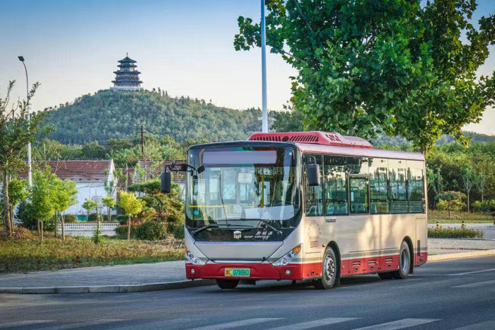 在淄博城區(qū)運(yùn)行的中通客車.png