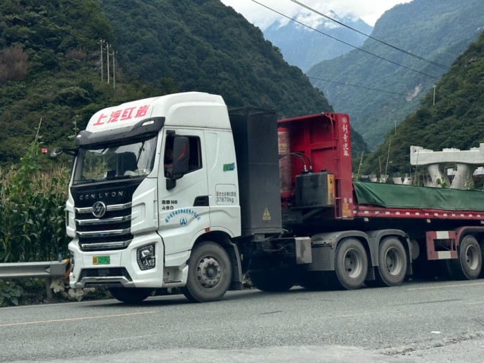 街拍上汽紅巖電動牽引車.jpg